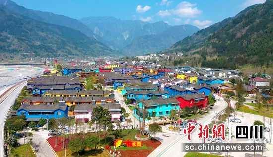 彩色民房。 綿竹市融媒體中心供圖 彩色民房。 綿竹市融媒體中心供圖