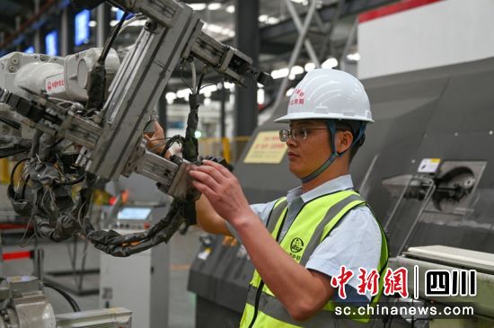 成達(dá)萬(wàn)高鐵雙塊式軌枕生產(chǎn)車間內(nèi)技術(shù)人員正在檢查機(jī)器。記者 劉忠俊 攝 成達(dá)萬(wàn)高鐵雙塊式軌枕生產(chǎn)車間內(nèi)技術(shù)人員正在檢查機(jī)器。記者 劉忠俊 攝