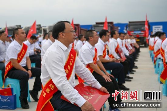 川渝地區(qū)鐵路建設(shè)勞動(dòng)競(jìng)賽總結(jié)暨2024年啟動(dòng)大會(huì)現(xiàn)場(chǎng)。記者 劉忠俊 攝 川渝地區(qū)鐵路建設(shè)勞動(dòng)競(jìng)賽總結(jié)暨2024年啟動(dòng)大會(huì)現(xiàn)場(chǎng)。記者 劉忠俊 攝