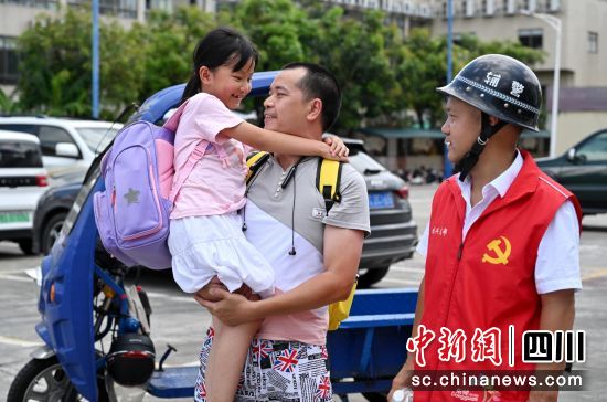 小候鳥”與父親團聚,右為“鄉情警務”助理。四川公安供圖 小候鳥”與父親團聚,右為“鄉情警務”助理。四川公安供圖
