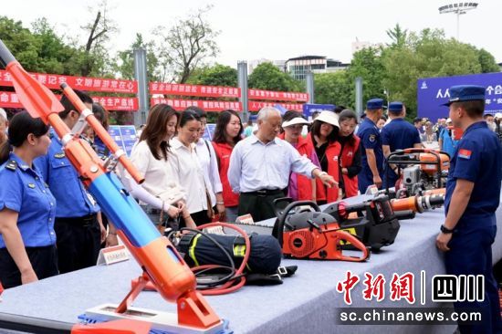 活動(dòng)現(xiàn)場救援裝備展吸引市民。四川應(yīng)急供圖 活動(dòng)現(xiàn)場救援裝備展吸引市民。四川應(yīng)急供圖