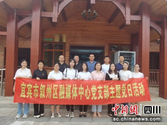 一起合影。賴小娟 攝 一起合影。賴小娟 攝