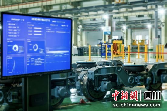 成都軌道轉裝備智慧工廠轉向架數字化集成生產線。成都軌道集團供圖 成都軌道轉裝備智慧工廠轉向架數字化集成生產線。成都軌道集團供圖