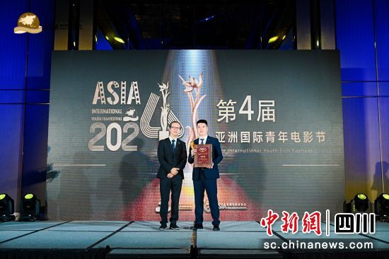 南充電影工業職業學院國際交流中心主任寇淳代表學校上臺領獎。何佳林攝 南充電影工業職業學院國際交流中心主任寇淳代表學校上臺領獎。何佳林攝