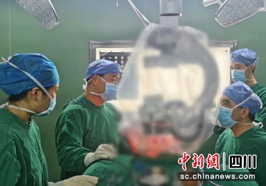 醫生正在治療。李強 攝 醫生正在治療。李強 攝