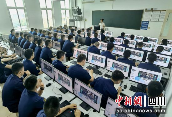 新聞骨干培訓(xùn)專(zhuān)業(yè)培訓(xùn)現(xiàn)場(chǎng)。劉忠俊 攝 新聞骨干培訓(xùn)專(zhuān)業(yè)培訓(xùn)現(xiàn)場(chǎng)。劉忠俊 攝