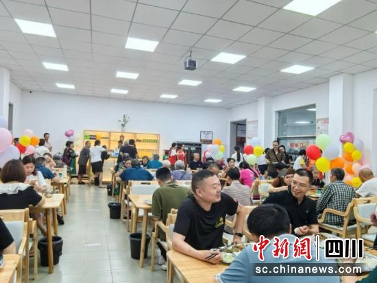正在水巷子食堂用餐的居民。雁江區委宣傳部供圖 正在水巷子食堂用餐的居民。雁江區委宣傳部供圖