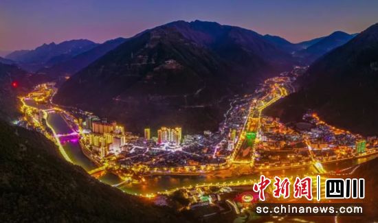 石棉夜景。周萬龍 攝 石棉夜景。周萬龍 攝