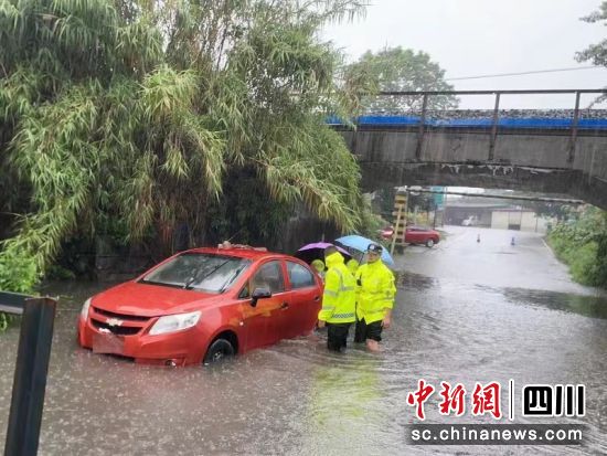 民警幫助涉水小車脫困。 什邡公安供圖 民警幫助涉水小車脫困。 什邡公安供圖