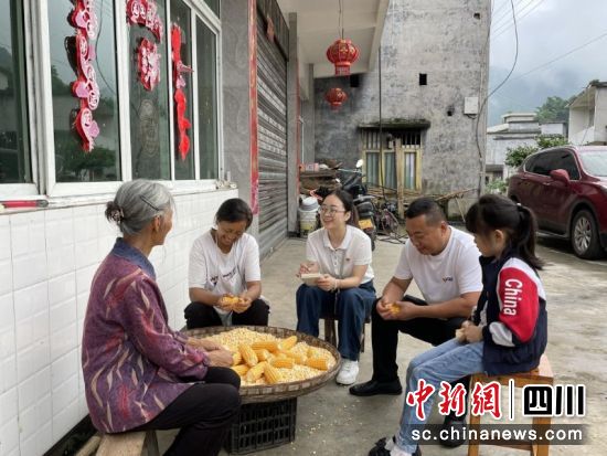 核查小組向村民了解惠民政策落實情況。章彬彥 攝 核查小組向村民了解惠民政策落實情況。章彬彥 攝