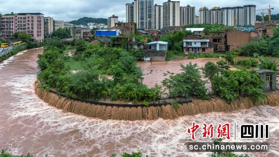安岳岳城街道賈島村解放橋段,湍急的洪水翻過田園、民房在河岸形成瀑布。楊康忠 攝 安岳岳城街道賈島村解放橋段,湍急的洪水翻過田園、民房在河岸形成瀑布。楊康忠 攝