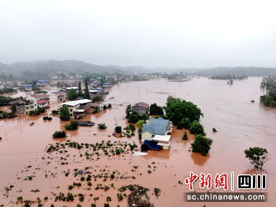強降雨導致內江部分區域農田、民房被淹。內江消防供圖 強降雨導致內江部分區域農田、民房被淹。內江消防供圖