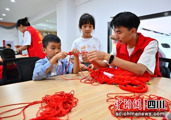 孩子們?cè)谑钔邪嘀谱鳌爸袊?guó)結(jié)”。潘帥 攝 孩子們?cè)谑钔邪嘀谱鳌爸袊?guó)結(jié)”。潘帥 攝