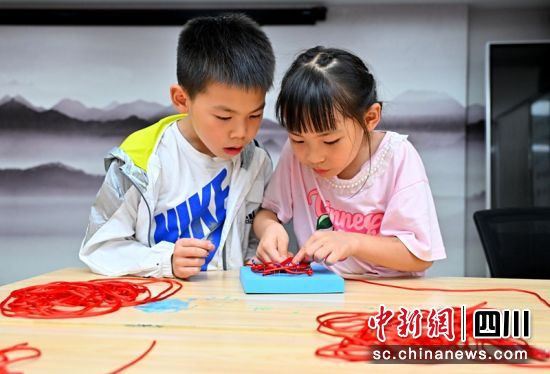 孩子們正在制作“中國(guó)結(jié)”。潘帥 攝 孩子們正在制作“中國(guó)結(jié)”。潘帥 攝