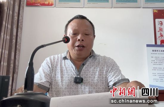 社區干部利用應急廣播播報防汛減災預警信息。楊曉江 攝 社區干部利用應急廣播播報防汛減災預警信息。楊曉江 攝