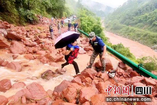 馬邊縣暴雨洪災救援轉移人員現場。樂山應急供圖 馬邊縣暴雨洪災救援轉移人員現場。樂山應急供圖