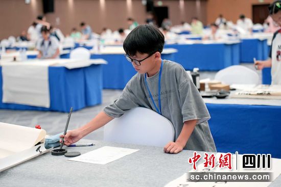 選手正在進行書法創(chuàng)作。 德陽市委宣傳部供圖 選手正在進行書法創(chuàng)作。 德陽市委宣傳部供圖