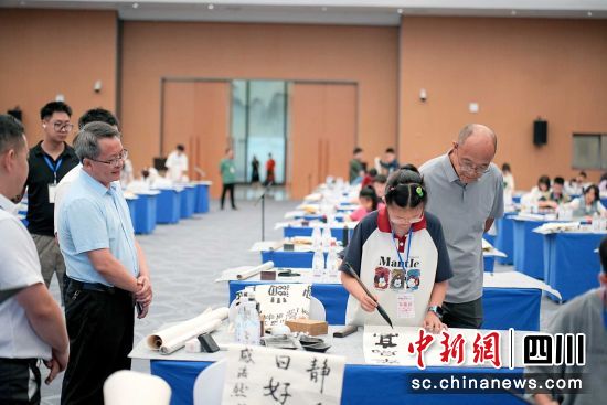 選手正在進行書法創(chuàng)作。 德陽市委宣傳部供圖 選手正在進行書法創(chuàng)作。 德陽市委宣傳部供圖
