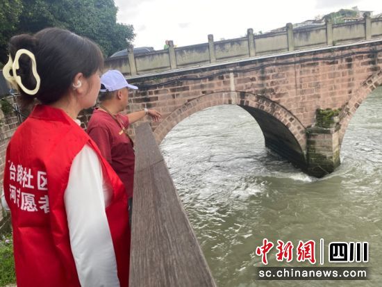 正在了解河道情況。青羊區執法局 供圖 正在了解河道情況。青羊區執法局 供圖