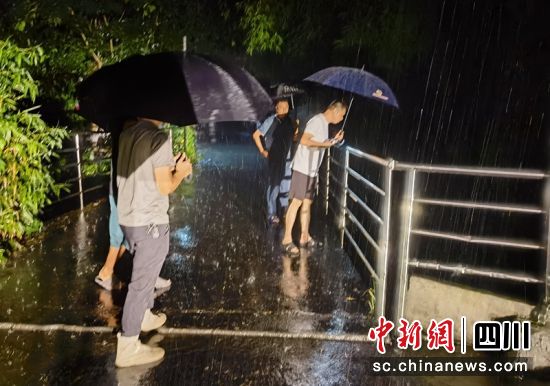 樂山五通橋區冠英鎮工作人員雨中檢查山洪災害點安全情況。樂山應急供圖 樂山五通橋區冠英鎮工作人員雨中檢查山洪災害點安全情況。樂山應急供圖