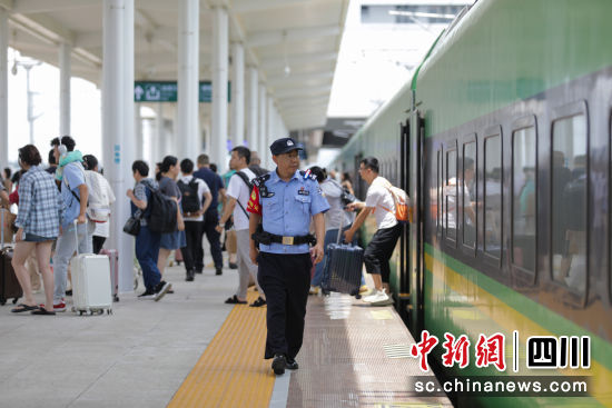 執(zhí)勤民警在站臺(tái)巡視。方韜 攝 執(zhí)勤民警在站臺(tái)巡視。方韜 攝
