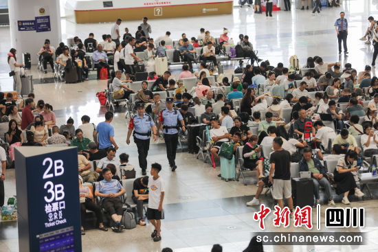 執(zhí)勤民警在西昌站候車(chē)廳巡視。方韜 攝 執(zhí)勤民警在西昌站候車(chē)廳巡視。方韜 攝