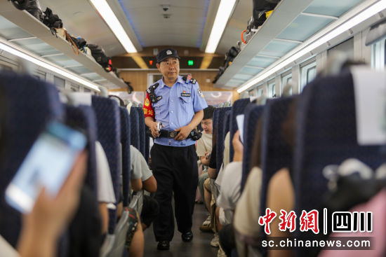 執(zhí)勤民警在列車(chē)車(chē)廂巡視。方韜 攝 執(zhí)勤民警在列車(chē)車(chē)廂巡視。方韜 攝