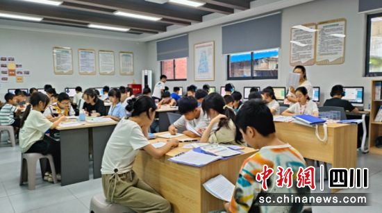 大家在一起學習。雁江區(qū)委宣傳部供圖 大家在一起學習。雁江區(qū)委宣傳部供圖