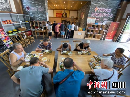 居民們在一起用餐。雁江區(qū)委宣傳部供圖 居民們在一起用餐。雁江區(qū)委宣傳部供圖