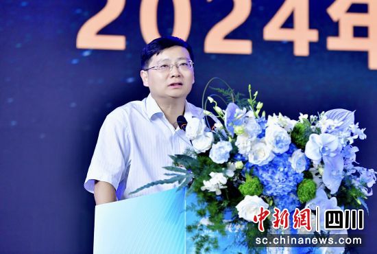 著名經(jīng)濟學家、如是金融研究院院長管清友做精彩演講。論壇組委會 供圖 著名經(jīng)濟學家、如是金融研究院院長管清友做精彩演講。論壇組委會 供圖