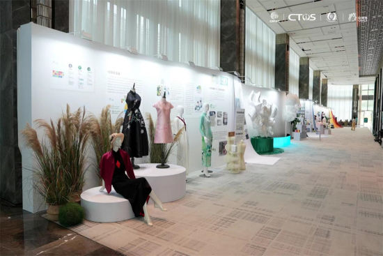 會場外的紡織服裝展區(qū) 會場外的紡織服裝展區(qū)