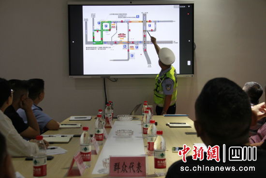 交警直屬三大隊民警介紹小島片區道路交通情況。 綿陽交警三大隊供圖 交警直屬三大隊民警介紹小島片區道路交通情況。 綿陽交警三大隊供圖