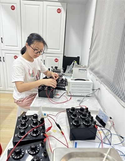 孫镕希做物理實驗 孫镕希做物理實驗