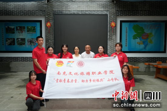 “貢獻青春力量,助力鄉村振興”小分隊集體照。王茜 攝 “貢獻青春力量,助力鄉村振興”小分隊集體照。王茜 攝