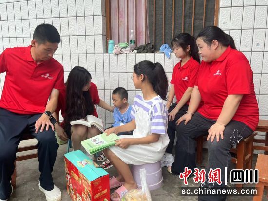 為孩子們送去學習用品和關愛。王茜 攝 為孩子們送去學習用品和關愛。王茜 攝
