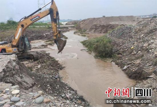 中交四航局清理排水渠。(中交四航局 供圖) 中交四航局清理排水渠。(中交四航局 供圖)