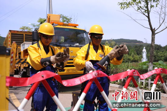 工作人員進(jìn)行帶電作業(yè)。 國網(wǎng)綿陽供電公司供圖 工作人員進(jìn)行帶電作業(yè)。 國網(wǎng)綿陽供電公司供圖