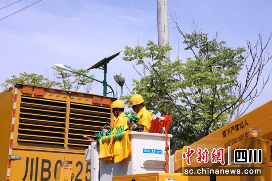電力工作人員岈絕緣斗臂車上進(jìn)行帶電作業(yè)。 國網(wǎng)綿陽供電公司供圖 電力工作人員岈絕緣斗臂車上進(jìn)行帶電作業(yè)。 國網(wǎng)綿陽供電公司供圖