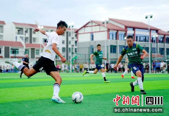 高縣“仙湖杯”2024鄉(xiāng)村足球聯(lián)賽現(xiàn)場(chǎng)。陳小芳 攝 高縣“仙湖杯”2024鄉(xiāng)村足球聯(lián)賽現(xiàn)場(chǎng)。陳小芳 攝