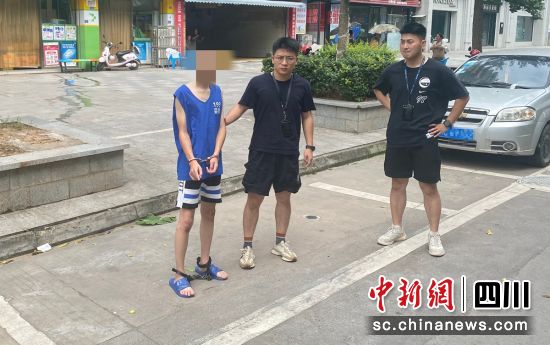 嫌疑人落網并指認作案現場。榮縣警方 供圖 嫌疑人落網并指認作案現場。榮縣警方 供圖