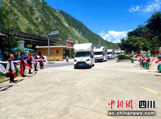 房車自駕活動走進汶川大禹故里景區。汶川縣委宣傳部供圖 房車自駕活動走進汶川大禹故里景區。汶川縣委宣傳部供圖
