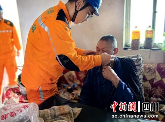 電力人員為老人送去“續命電”。汶川縣委宣傳部供圖 電力人員為老人送去“續命電”。汶川縣委宣傳部供圖