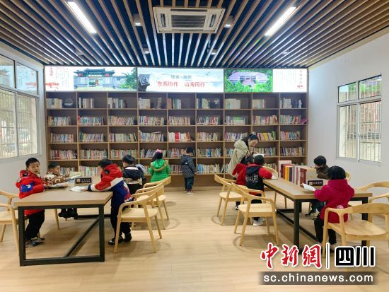學生在城市書房閱讀。馮春艷 攝 學生在城市書房閱讀。馮春艷 攝