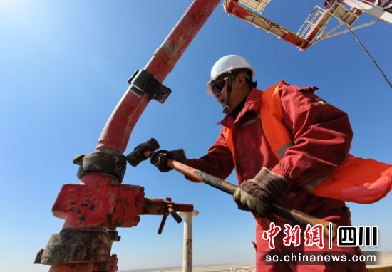 一線(xiàn)員工在中石化深地工程新橋1井進(jìn)行安裝作業(yè)。李洪 攝 一線(xiàn)員工在中石化深地工程新橋1井進(jìn)行安裝作業(yè)。李洪 攝