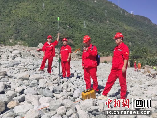 現場技術人員在液化氣罐被掩埋處進行了物探外業作業。四川省自然資源集團供圖 現場技術人員在液化氣罐被掩埋處進行了物探外業作業。四川省自然資源集團供圖