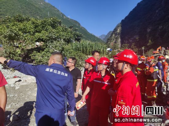 技術人員在與現場救援人員溝通搶險相關情況。四川省自然資源集團供圖 技術人員在與現場救援人員溝通搶險相關情況。四川省自然資源集團供圖