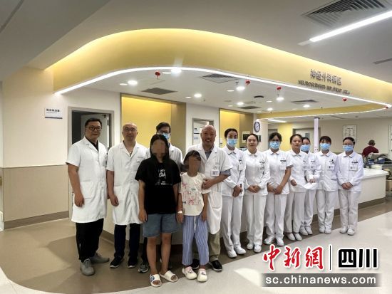 患兒與醫(yī)護團隊合影。成都京東方醫(yī)院供圖 患兒與醫(yī)護團隊合影。成都京東方醫(yī)院供圖