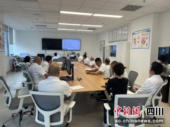 多學(xué)科專家團隊會診。成都京東方醫(yī)院供圖 多學(xué)科專家團隊會診。成都京東方醫(yī)院供圖