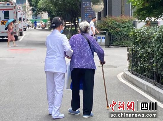 醫院工作人員正在幫助老人。費莉丹 攝 醫院工作人員正在幫助老人。費莉丹 攝