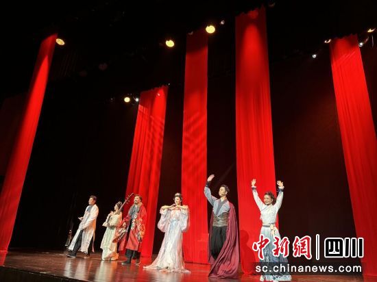 《貂蟬,你在想什么》演員們謝幕(孫雅琪攝) 《貂蟬,你在想什么》演員們謝幕(孫雅琪攝)